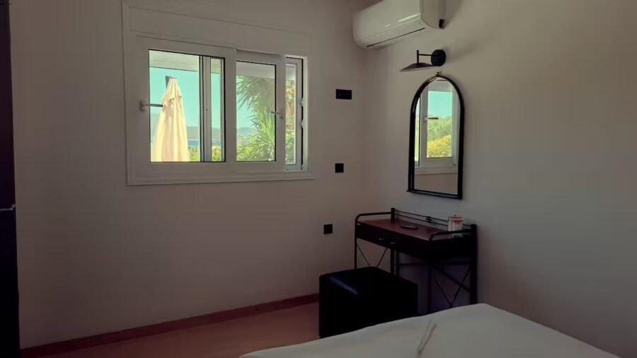 Bedroom with a view to the garden