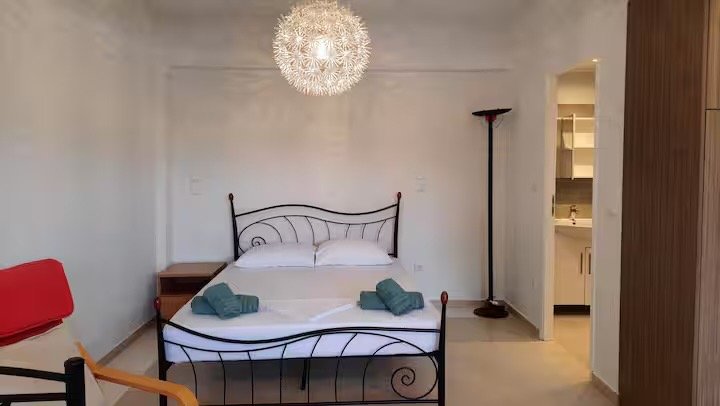 Bedroom area with pendant lighting