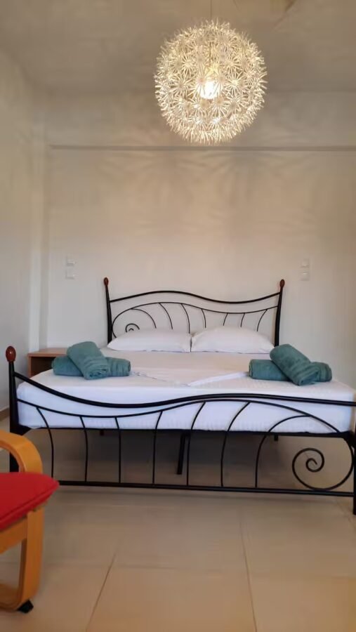 Double bed with fresh towels in the studio